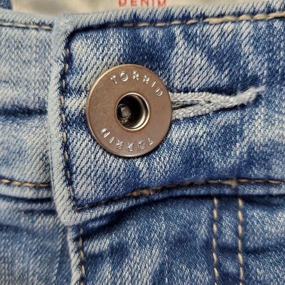 Torrid Shorts Womens Size 12 Light Blue Distressed Raw Hem Stretch Denim Jorts - Picture 7 of 11